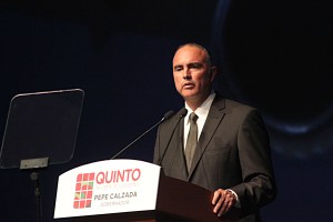 Pero como la nostalgia de los tiempos idos en donde la fastuosidad política del PRI exige darse un baño de pueblo, se realiza un evento paralelo: el informe ante el pueblo. 