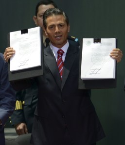 Peña Nieto muestra sus tablas de la ley neoliberal