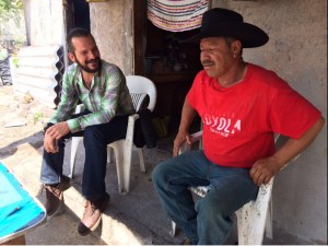 El nuevo presidente estatal del PRI, Juan José Ruiz en recorrido por comunidad